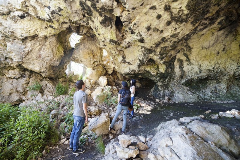 Besucher vor der Bocksteinhöhle